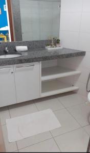 塔曼达雷Carneiros Beach Resort - Apto 214D的白色的浴室设有水槽和镜子