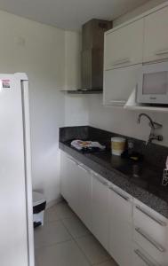 Carneiros Beach Resort - Apto 214D的厨房或小厨房