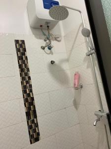 阿克拉SUCCESS ROOM Ensuit - East Legon, Adjiringanor的淋浴玻璃门和淋浴