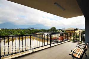 埔里可可摩铁时尚旅店的享有河流和山脉美景的阳台。
