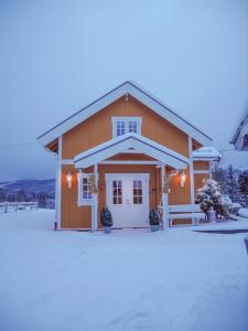 RingsakerGuesthouse 20 min from Sjusjoen, 30 min from Lillehammer and Hamar, 2h from Oslo的前面的谷仓里积雪