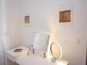 维也纳Ferienwohnung Klimt的镜子坐在带镜子的白色书桌上