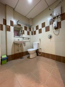 怡保Fresh Hotel的一间带卫生间和水槽的浴室