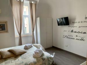 罗马Guest House Casa Vicenza的卧室配有一张床,墙上配有电视。