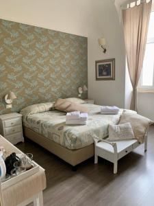 罗马Guest House Casa Vicenza的一间卧室配有一张带绿色壁纸的大床