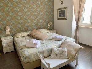 罗马Guest House Casa Vicenza的一间卧室配有一张带两个枕头的床