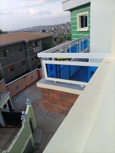 雅温得Studio meublé haut standing jouvence Yaoundé的建筑中的阳台设有蓝色和白色的栏杆