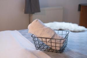 博希尼Brunarica的床上装满毛巾的篮子