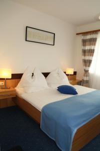 拉姆绍达赫斯坦Sonnenhügel的一间卧室配有一张带蓝色毯子的大床