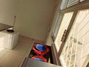 纳塔尔Casa Petit - Banheiro Exclusivo的一间带冰箱和门的小厨房