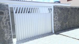 纳塔尔Casa Petit - Banheiro Exclusivo的石墙前的白色门
