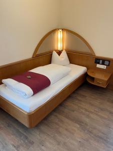 圣沃尔夫冈卡尼圣乔治酒店的一张带木制床头板的床
