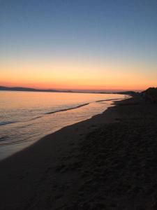 布拉卡Mare Monte Studios Naxos的日落在海滩上与大海