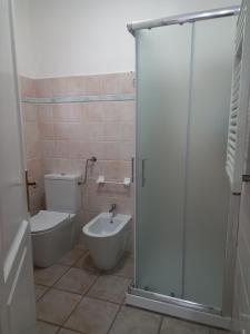 圣特奥多罗Appartamento Piano Terra Residence Geranium Beach的浴室配有卫生间、盥洗盆和淋浴。