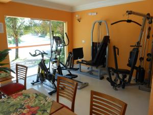 圣劳伦斯海滨Hotel Canto da Riviera的一间带跑步机的健身房