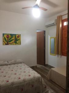 累西腓Gira Arte Hostel的一间卧室配有一张床和吊扇