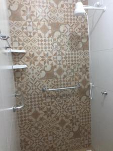 累西腓Gira Arte Hostel的一间带淋浴的浴室和瓷砖墙