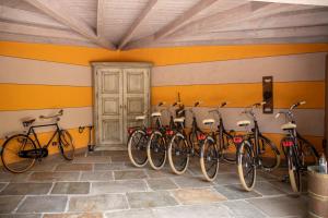 坎诺比奥Villa Palmira Kinderfreies Hotel的停在房间里的一排自行车