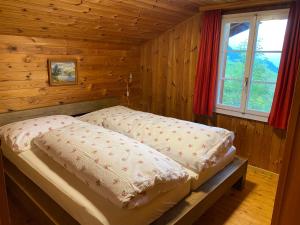 哈斯利伯格Chalet - Haus Ahorn Ost的小木屋内一间卧室,配有两张床