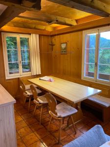 哈斯利伯格Chalet - Haus Ahorn Ost的一间带木桌和椅子的用餐室
