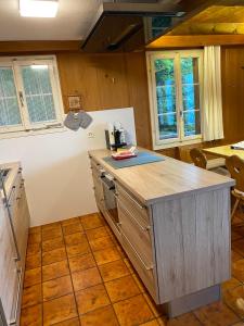 哈斯利伯格Chalet - Haus Ahorn Ost的厨房配有木制台面和一些窗户