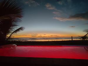 El TránsitoAlive Beach House的海滩上的日落和红色泳池