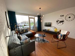 布勒伊尼瑟IJsvogel Apartment, Duplex Family Home 4-bed located on the largest saltwater lake的客厅配有沙发和椅子