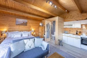 PaibleBenview Bed and Breakfast & Luxury Lodge, Isle of North Uist的一间带大床的卧室和一间厨房