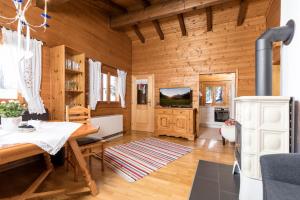 毛拉赫Alpen-Chalets Achensee的客厅设有木墙和壁炉