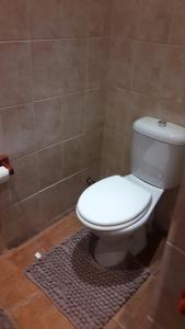 比勒陀利亚Genie's Nest 3的浴室内铺有地毯,设有白色卫生间。