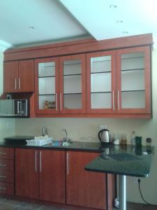 比勒陀利亚Genie's Nest 3的厨房配有木制橱柜和台面