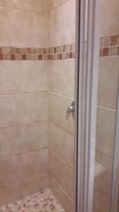 比勒陀利亚Genie's Nest 3的浴室里设有玻璃门淋浴