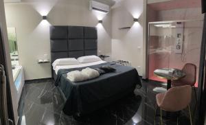 夸利亚诺Hotel Trionfal的一间卧室设有一张大床和淋浴