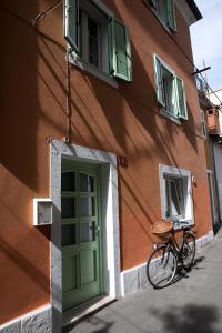 科佩尔Sobe pri Anici的一辆自行车停在一座带绿门的建筑旁边