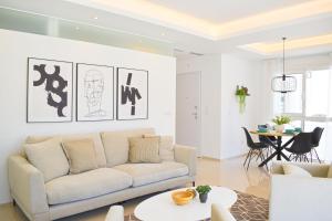 罗哈莱斯New Build Apartment on Beautiful Modern Complex的客厅配有沙发和桌子