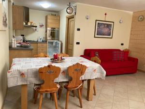 San PietroCasa Lina S. Pietro的厨房配有桌椅和红色沙发