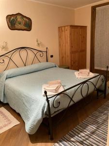 San PietroCasa Lina S. Pietro的一间卧室配有一张带蓝色棉被的床