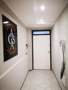 卡坦扎罗AGAS Exclusive Apartment的墙上有门和标志的房间
