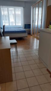 洛桑Gare-20-1的客房设有一张床,铺有瓷砖地板。