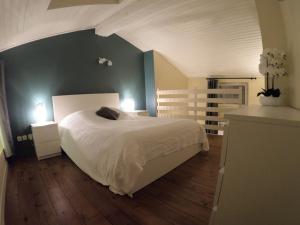 维也纳Duplex Viennois的卧室配有白色的床和两盏灯。
