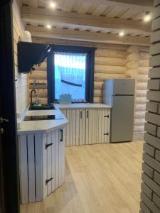亚布卢尼齐亚Magura Resort的厨房配有水槽和冰箱