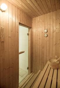 希尔克道夫Pippi´s Ostseetraum的带淋浴和浴缸的木制浴室