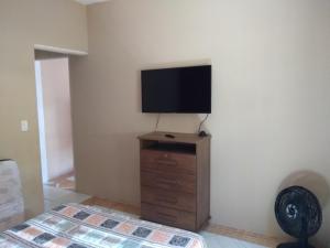 伊利亚贝拉Chalé Boa Vista的客厅设有壁挂式平面电视。