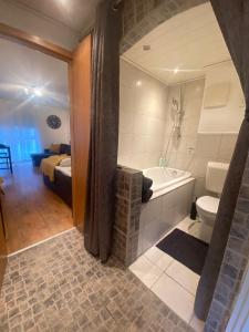 菲尔特Apartment im Stadtzentrum mit W-LAN und Netflix Home Sweet Home的带浴缸、盥洗盆和卫生间的浴室