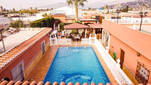 莫特里尔Villa Torres Motril的享有大楼游泳池的顶部景致