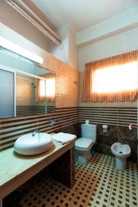 卡萨布兰卡贝勒里夫酒店的一间带水槽和卫生间的浴室