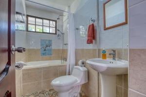 卡维塔Ocean View Lodge的浴室配有卫生间、盥洗盆和淋浴。
