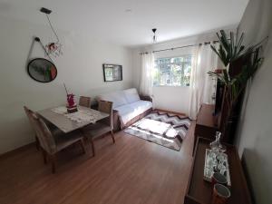 维多利亚Apto com dois quartos no bairro de Jardim Camburi的客厅配有桌子和沙发