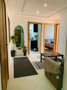 盖尼特拉Centre kenitra appartement的客厅配有镜子和桌子
