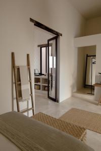 坎佩切Narrativ Lofts -Solario- Charming Historic Escape的配有床和镜子的房间